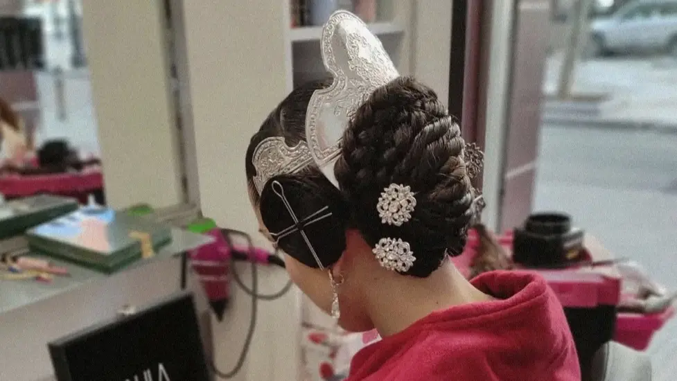 Fallera con peinado tradicional