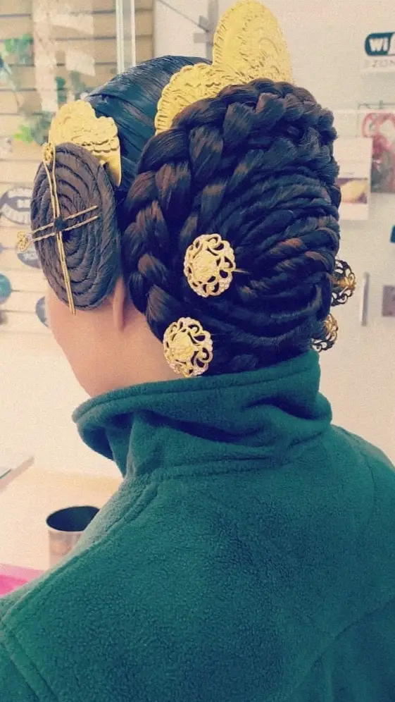 peinado de fallera con adornos dorados